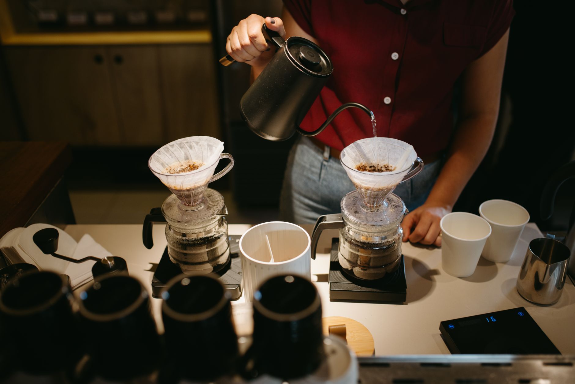 تحضير قهوة مختصة بطريقة V60 في HEET Coffee